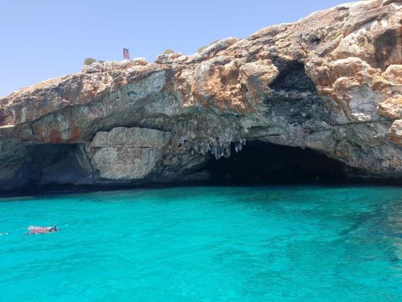 Cueva del pirata cala varques mallorca speed boat